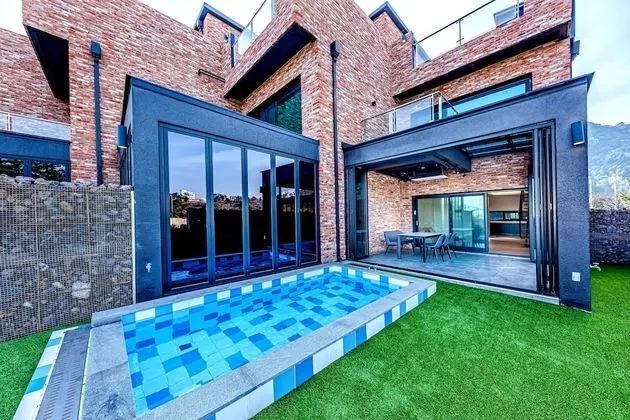 Luxury Villa (Reserve for warm pool use after the booking, early sold-out expected)