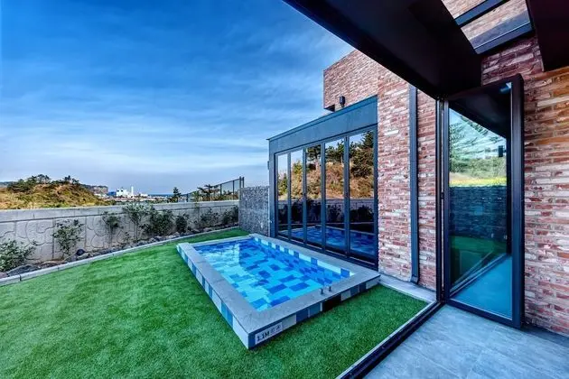 Luxury Villa (Reserve for warm pool use after the booking, early sold-out expected)