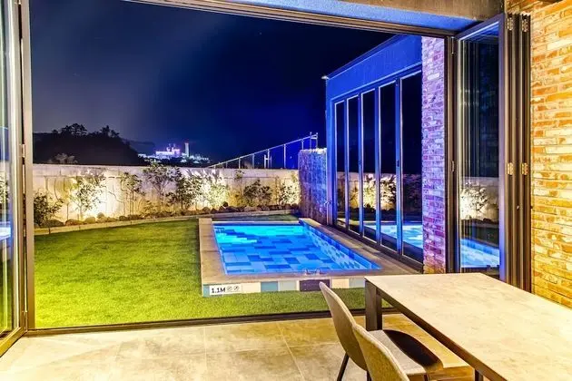 Luxury Villa (Reserve for warm pool use after the booking, early sold-out expected)