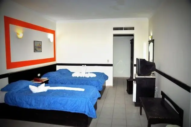 Senior Tek Kişilik Oda, Havuz Manzaralı