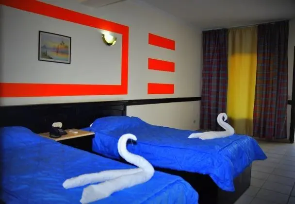 Senior Tek Kişilik Oda, Havuz Manzaralı