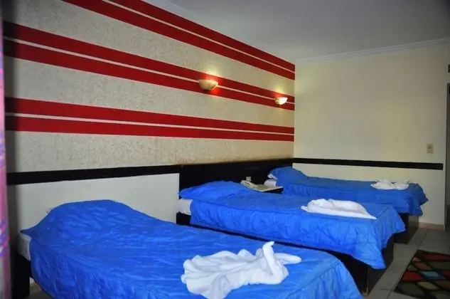 Senior Üç Kişilik Oda, Havuz Manzaralı