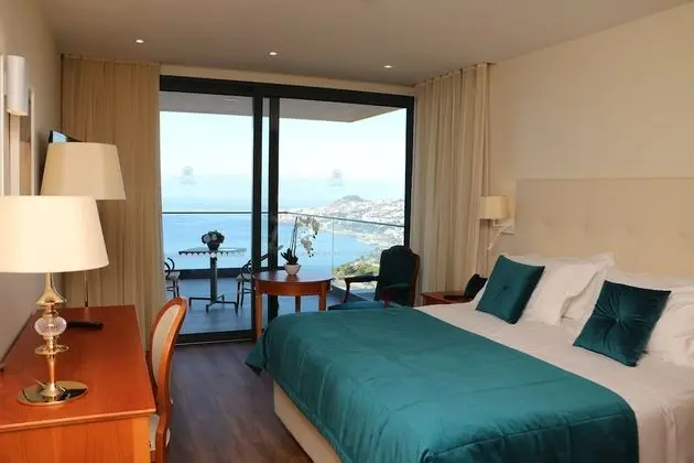 Tek Büyük veya İki Ayrı Yataklı Oda, Balkon, Koy Manzaralı