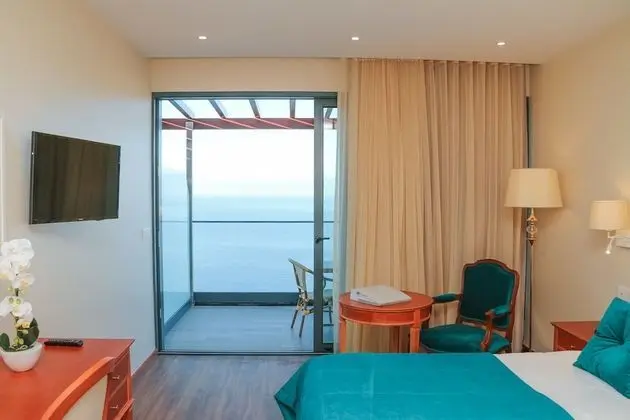 Tek Büyük veya İki Ayrı Yataklı Oda, Balkon, Koy Manzaralı