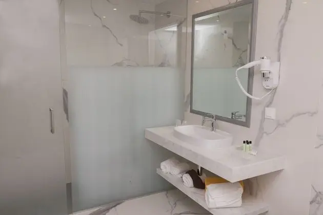 Tek Büyük veya İki Ayrı Yataklı Oda, Balkon, Koy Manzaralı