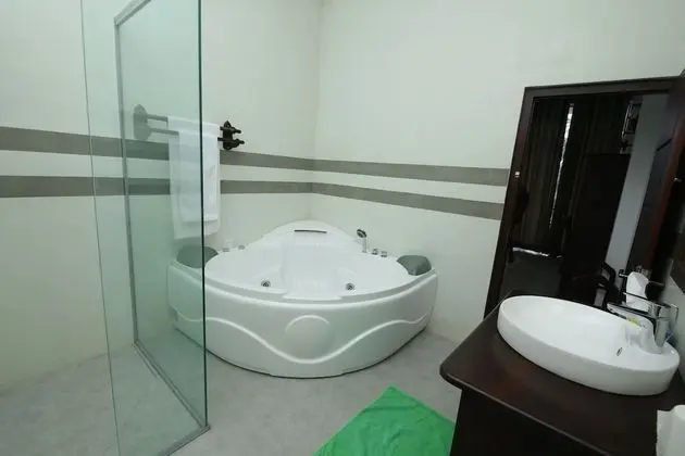 Tek Büyük Yataklı Oda, Jakuzi, Göl Manzaralı