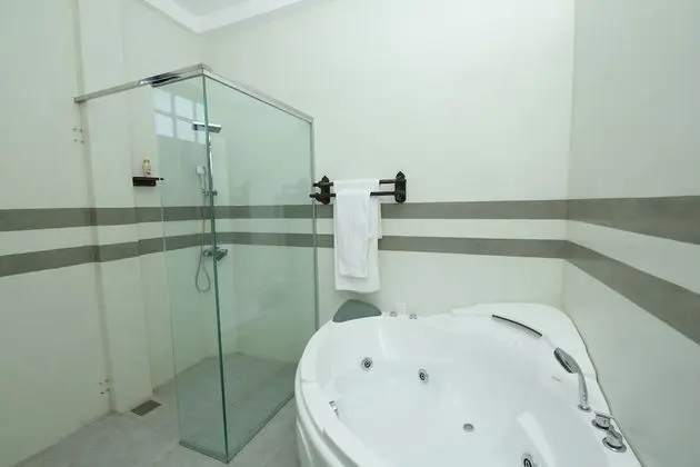Tek Büyük Yataklı Oda, Jakuzi, Göl Manzaralı