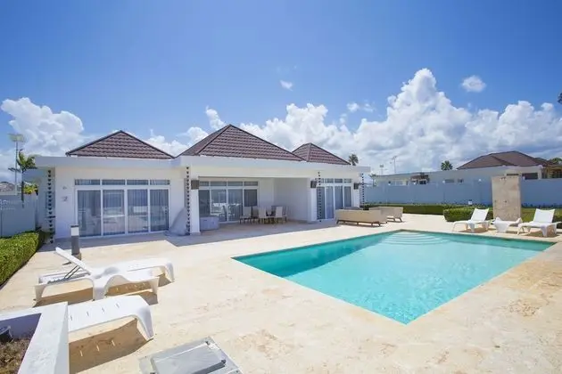 3 Bedroom Oceanfront Villa on the 1st row