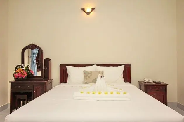 Deluxe Tek Büyük Yataklı Oda, Havuz Manzaralı