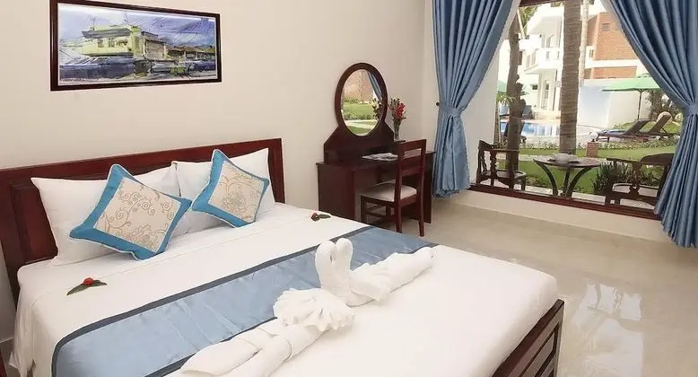 Deluxe Tek Büyük Yataklı Oda, Havuz Manzaralı