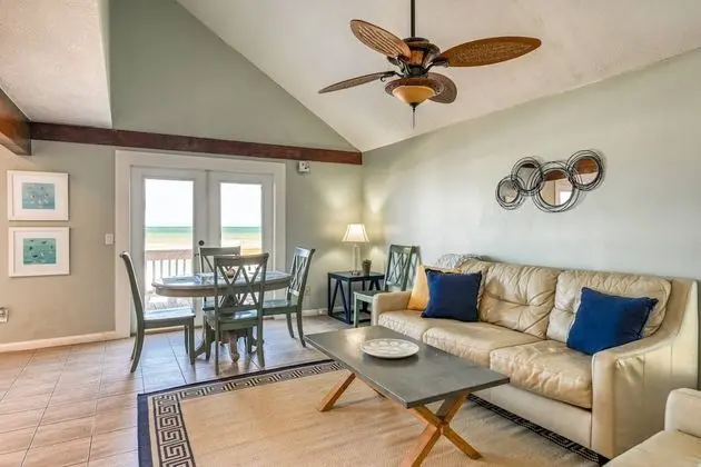 Ev (Ocean Spray Beach House)