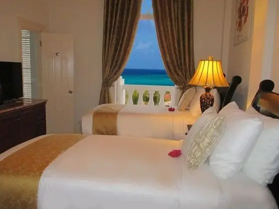 Topaz (Ocean & Pool View, Balcony)