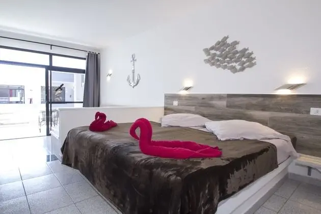 Tek Büyük Yataklı Oda, Havuz Manzaralı (A)