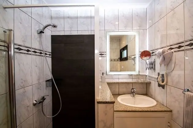 Tek Büyük Yataklı Oda, Havuz Manzaralı (A)