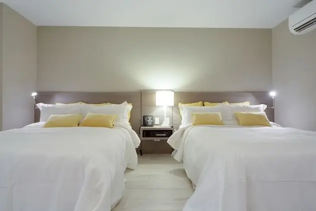 Double Pool View Suite (Two Queen Beds)