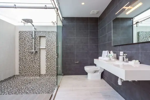 Double Pool View Suite (Two Queen Beds)