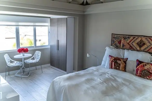 Mini-Master Pool View Suite (One King Bed)