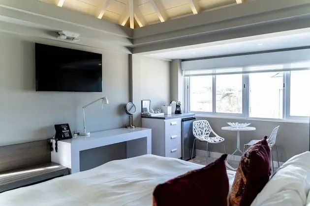 Mini-Master Pool View Suite (One King Bed)