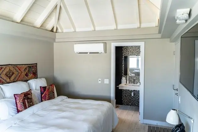 Mini-Master Pool View Suite (One King Bed)