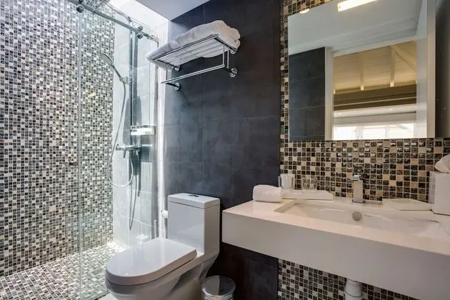 Mini-Master Pool View Suite (One King Bed)
