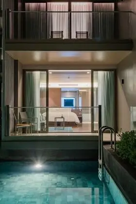 Pool-Access Comfy Room