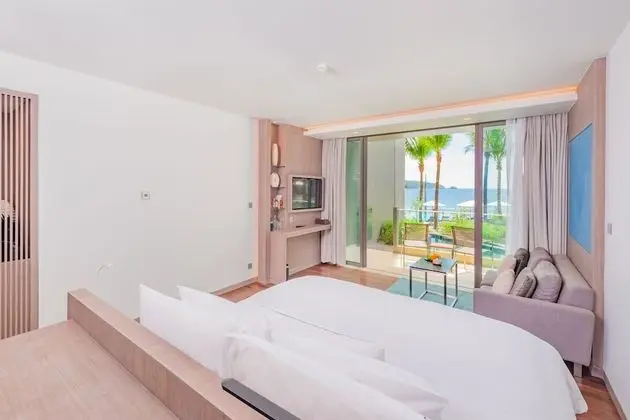 Pool-Access Comfy Room