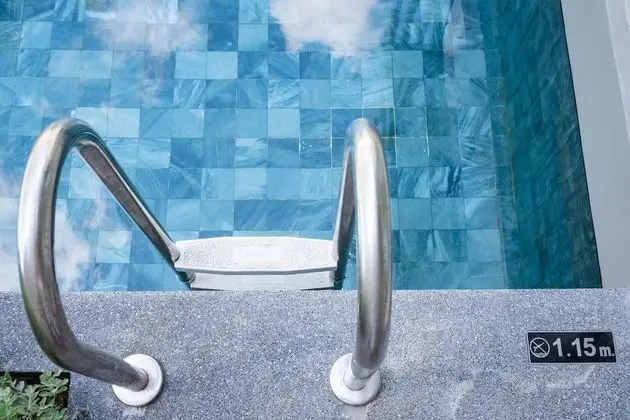 Pool-Access Comfy Room