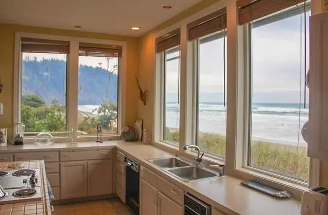 Ev, Birden Çok Yatak (Oceanfront Retreat)