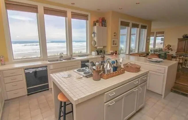 Ev, Birden Çok Yatak (Oceanfront Retreat)