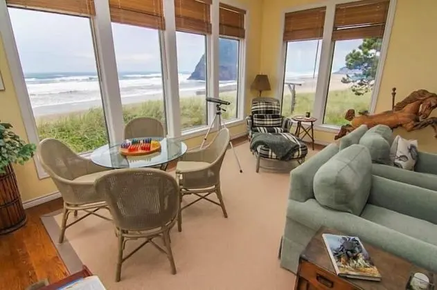 Ev, Birden Çok Yatak (Oceanfront Retreat)