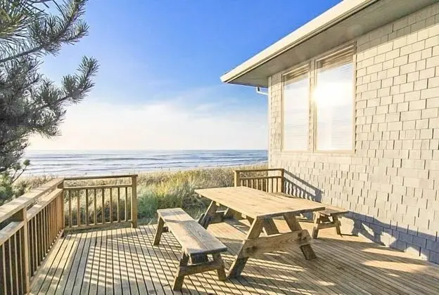 Ev, Birden Çok Yatak (Oceanfront Retreat)