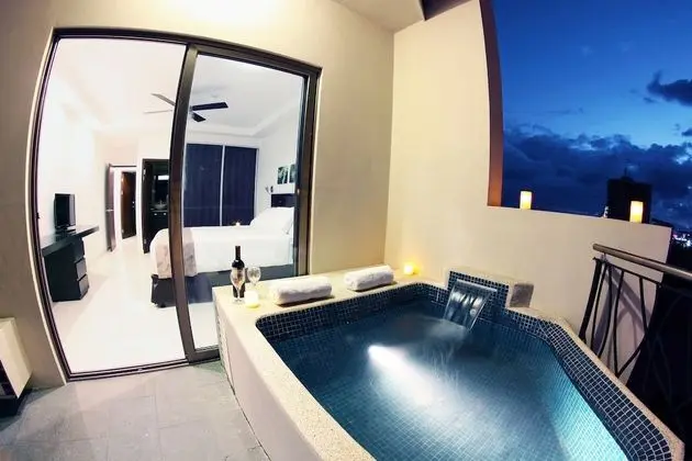 1BR POOL SUITE W/Kitchen, Plunge pool, Living room, 2 XL balconies