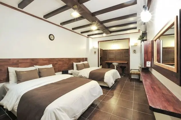 Deluxe Family Room (No Bathtub)