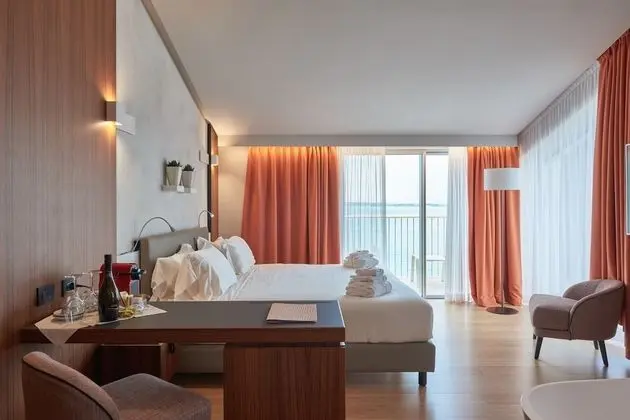 Junior Süit, Göl Manzaralı (free access SPA)