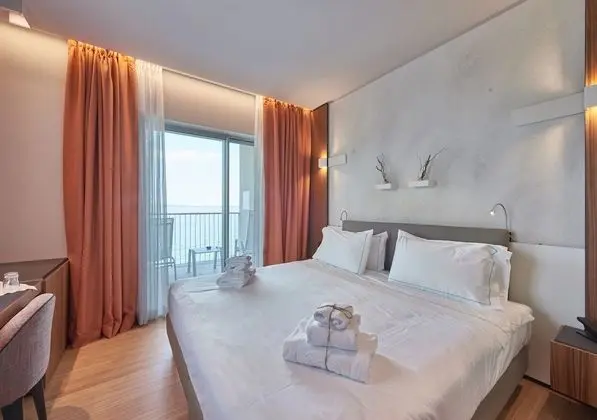 Junior Süit, Göl Manzaralı (free access SPA)