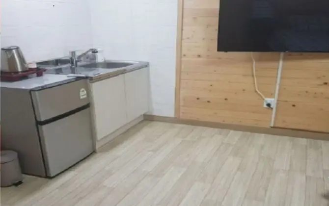 Oda (Room 202 (Cypress bedding room/cookin)