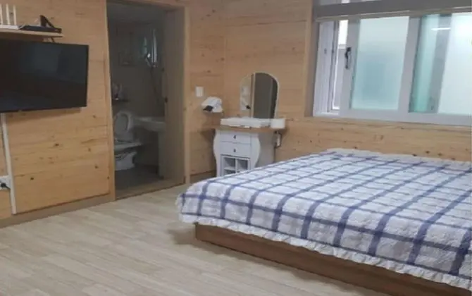 Oda (Room 202 (Cypress bedding room/cookin)