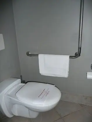 Engellilere uygun banyo