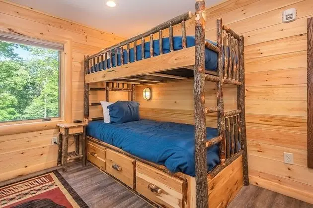 Ev, Birden Çok Yatak, Sıcak Su Havuzu