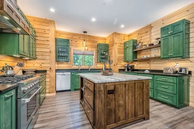 Ev, Birden Çok Yatak, Sıcak Su Havuzu