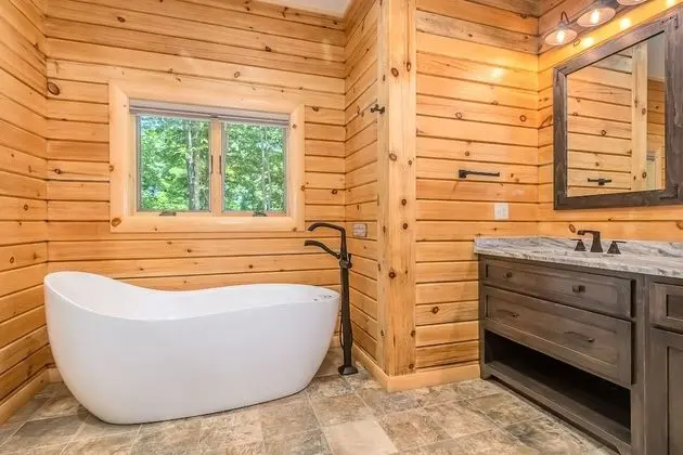 Ev, Birden Çok Yatak, Sıcak Su Havuzu