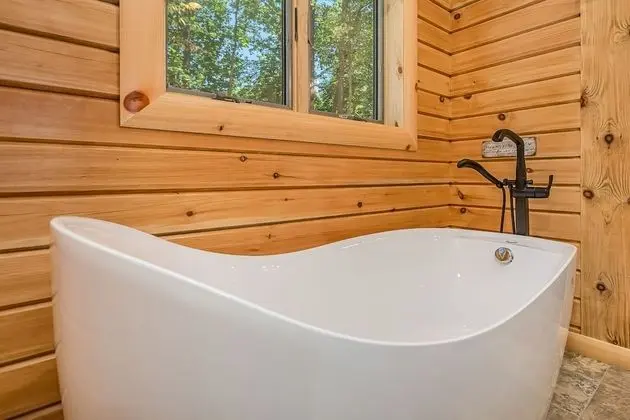 Ev, Birden Çok Yatak, Sıcak Su Havuzu