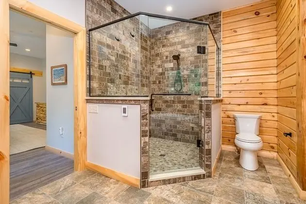 Ev, Birden Çok Yatak, Sıcak Su Havuzu