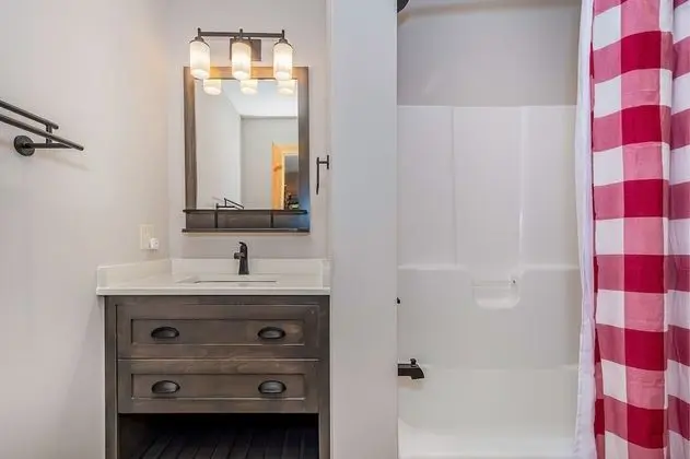 Ev, Birden Çok Yatak, Sıcak Su Havuzu