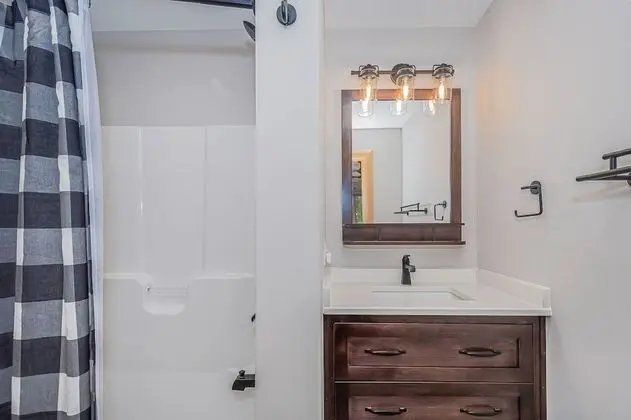 Ev, Birden Çok Yatak, Sıcak Su Havuzu