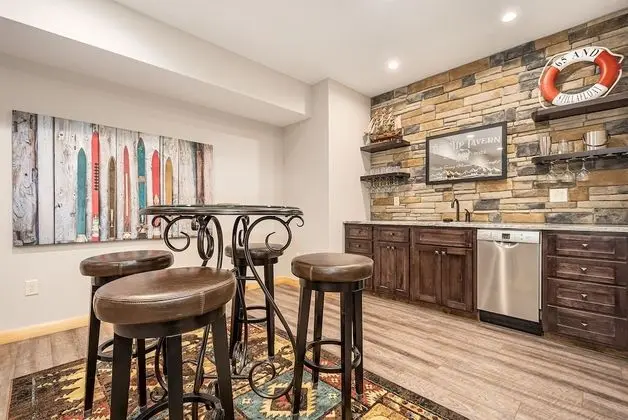 Ev, Birden Çok Yatak, Sıcak Su Havuzu