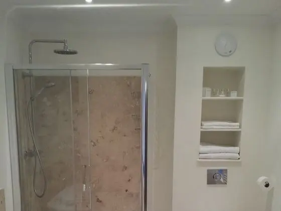 Superior Tek Büyük Yataklı Oda, Banyolu/Duşlu, Bahçe Manzaralı (Shower & Bath-Davies)