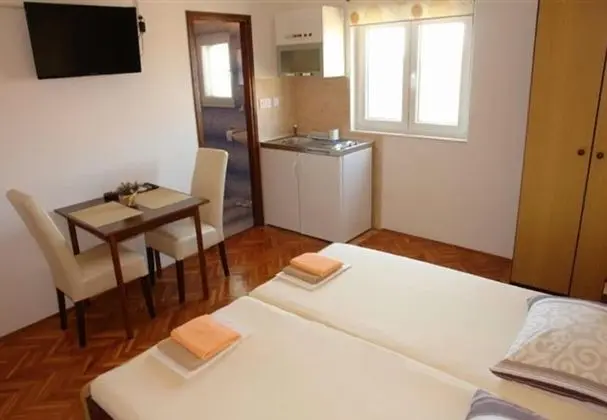Stüdyo (Ognjen - family apartments with free )