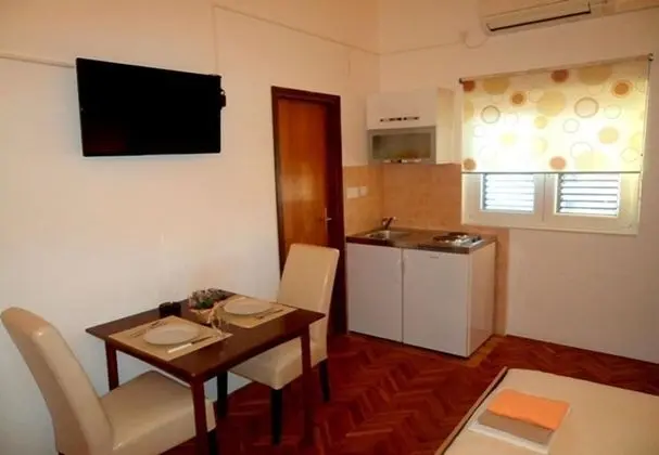 Stüdyo (Ognjen - family apartments with free )
