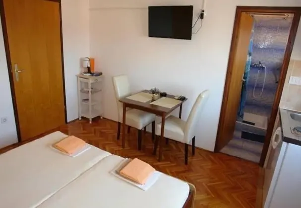 Stüdyo (Ognjen - family apartments with free )